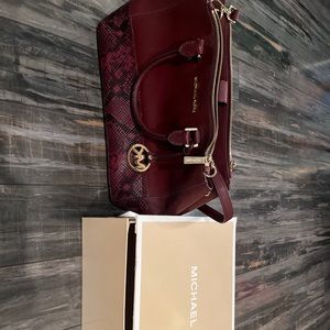 pre-owned maroon michael kors bag